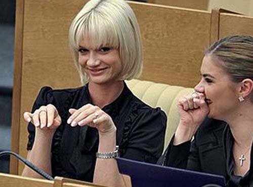 Гимнастки Хоркина и Кабаева развлекаются на заседаниях Госдумы. Есть фото!