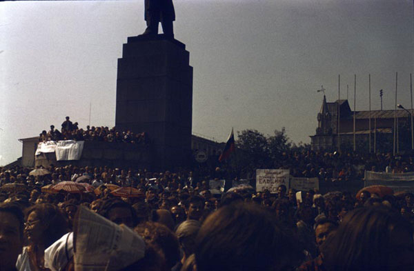 многотысячный митинг в поддержку Бориса Ельцина на центральной площади Екатеринбурга