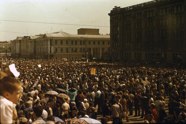 многотысячный митинг в поддержку Бориса Ельцина на центральной площади Екатеринбурга