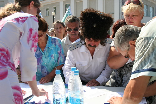 Делегация казаков также поставила свои подписи под обращением к президенту