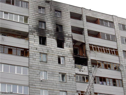 На месте взрыва в жилом доме в Екатеринбурге побывал весь административный бомонд (есть фото)