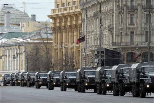 Московские улицы заполнены бронетехникой