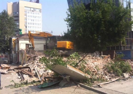 Памятник в Екатеринбурге снесли на глазах чиновников и общественности
