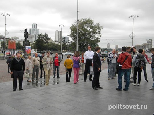 В ожидании приговора: Pussy Riot на афишах и площадях Екатеринбурга