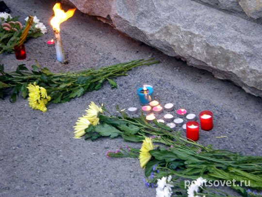 В Екатеринбурге возложили цветы к консульству Украины