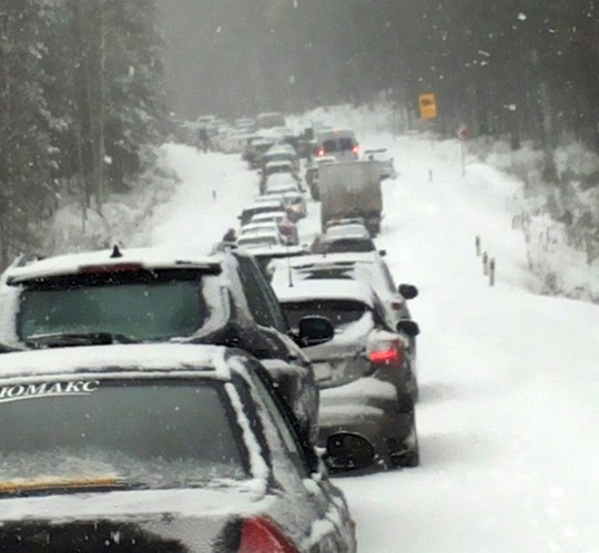 Дорожники не справились со снегопадом в Свердловской области