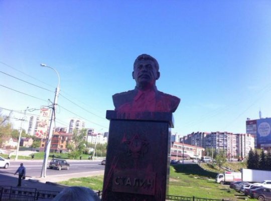 Памятник Сталину осквернили еще до открытия