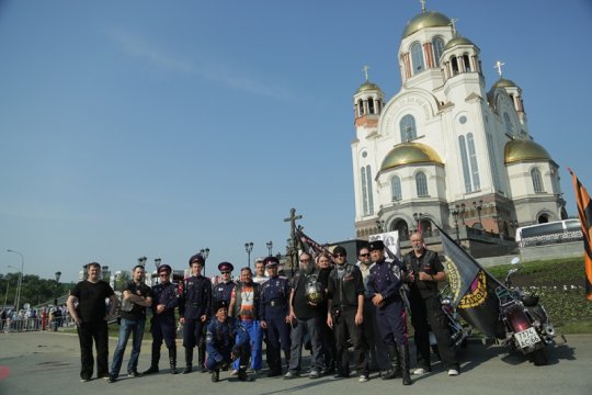 РПЦ и «Мертвая голова» провезли по Екатеринбургу мощи на бронетехнике