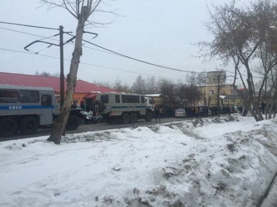 К мигрантам, осаждающим УМФС в Екатеринбурге, стянули ОМОН
