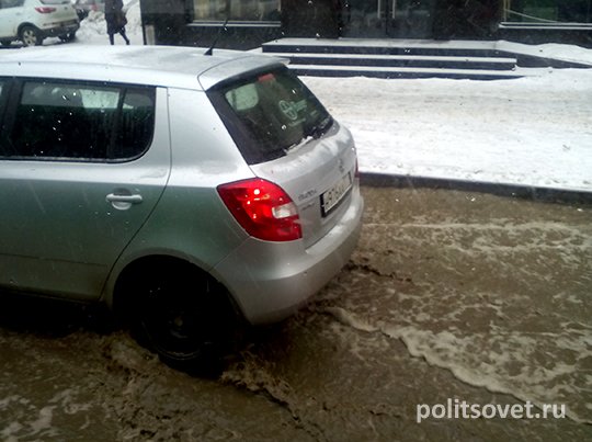 Два микрорайона Екатеринбурга затопило из-за коммунальной аварии