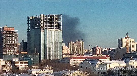 Над Екатеринбургом поднялся столб черного дыма