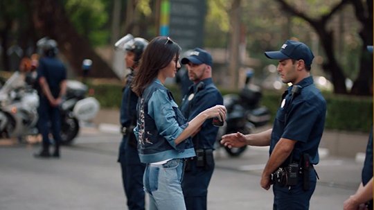 Pepsi «прорекламировала» мирный протест