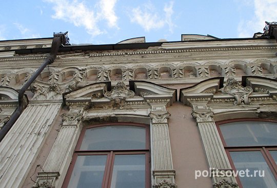 В центре Екатеринбурга разрушается памятник истории