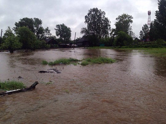Из-за дождей поселок Махнево в Алапаевском районе почти ушел под воду