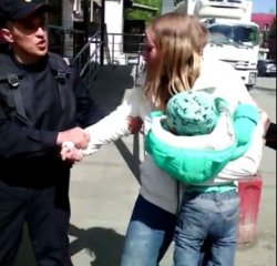 Скандал в Екатеринбурге: полицейские задержали женщину с маленьким ребенком