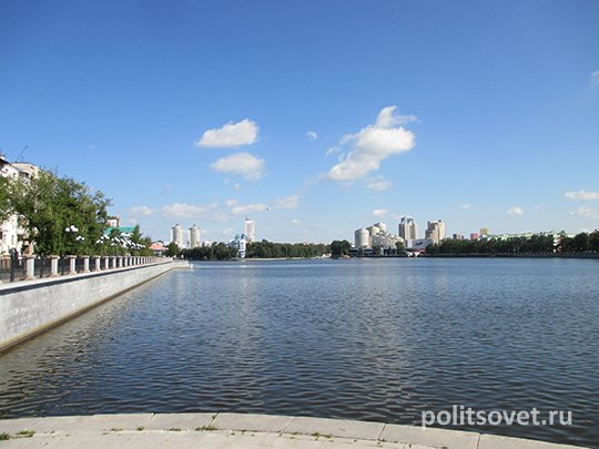 В Екатеринбурге начали осушать городской пруд