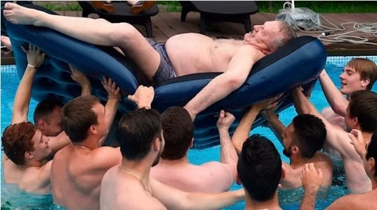 Жириновский пообещал больше не купаться с обнаженными мужчинами