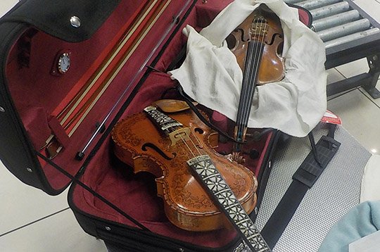 В Екатеринбурге таможенники задержали норвежского музыканта со старинными скрипками