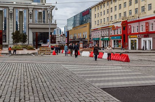 В центре Екатеринбурга не смогли свести концы пешеходного перехода