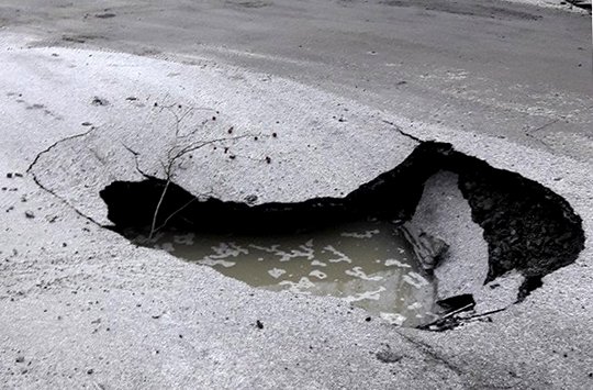 В Екатеринбурге после дорожного ремонта провалился асфальт