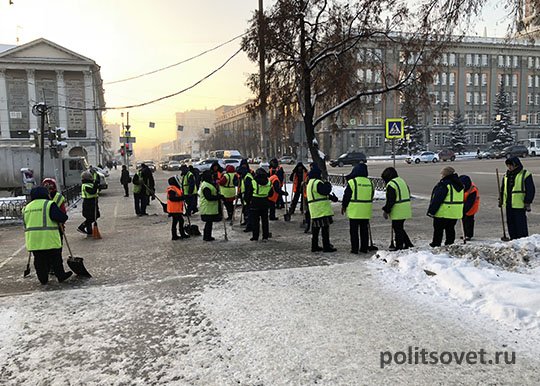 Екатеринбургу не хватает дворников для уборки тротуаров