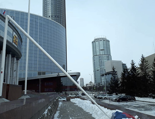 Ветер сломал флагшток у здания областного правительства