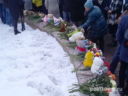 Екатеринбуржцы несут цветы в память о жертвах пожара в Кемерово