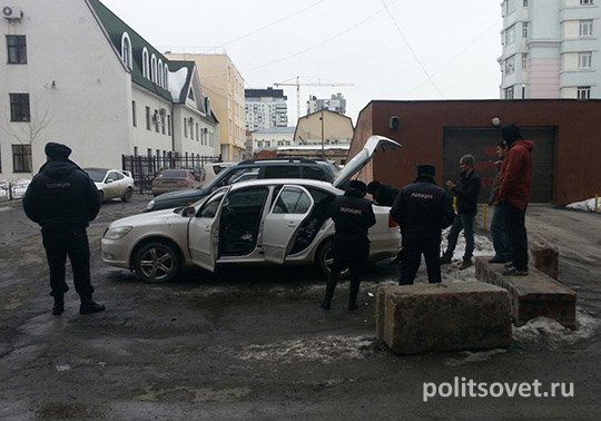 В Екатеринбурге рядом с управлением генпрокуратуры и министерством безопасности расстреляли мужчину