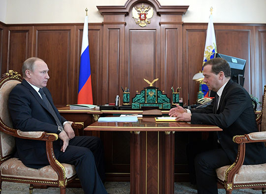 Медведев рассказал Путину об «абсолютно стабильной» экономике России