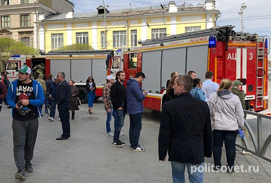 В центр Екатеринбурга стянуты пожарные машины и реанимация