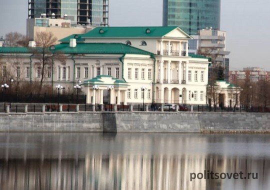 В Екатеринбурге памятники истории покрасили в неправильные цвета
