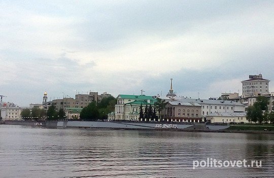 Набережную пруда в Екатеринбурге закрасили серой краской незаконно