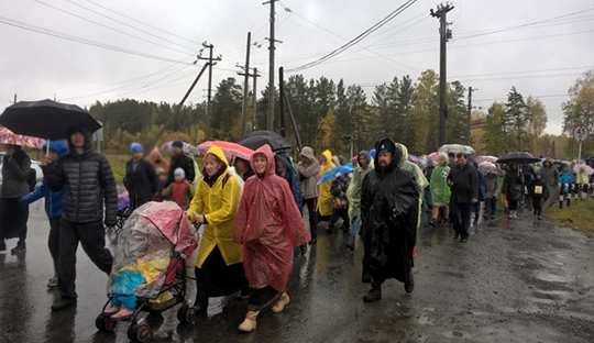 В Екатеринбурге детей вывели на крестный ход несмотря на проливной дождь