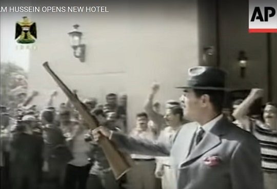 Политик с винтовкой. Антон Шипулин повторил образы Сталина и Саддама