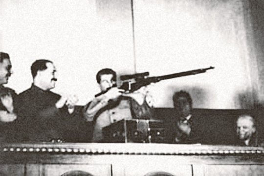 Политик с винтовкой. Антон Шипулин повторил образы Сталина и Саддама
