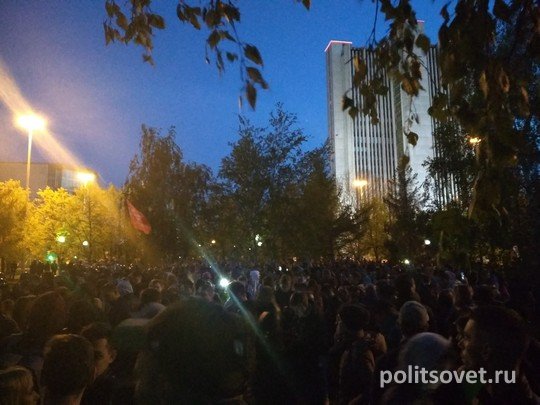 Вторая битва за сквер в Екатеринбурге: идут задержания и стычки с полицией