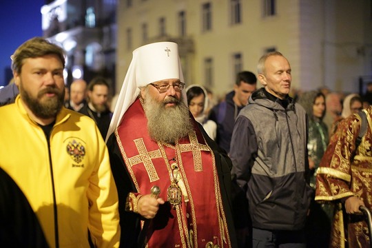 Митрополит Кирилл прошел крестный ход в компании замгубернатора и «православного олигарха»