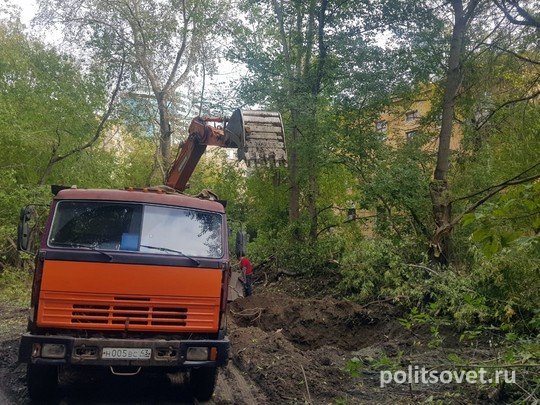На площадке за Макаровским мостом в Екатеринбурге начались строительные работы