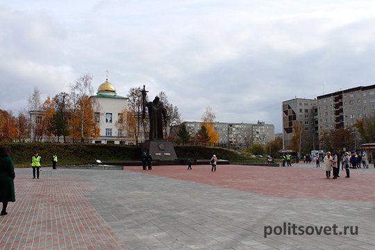 В Екатеринбурге открыли отремонтированную площадь Обороны