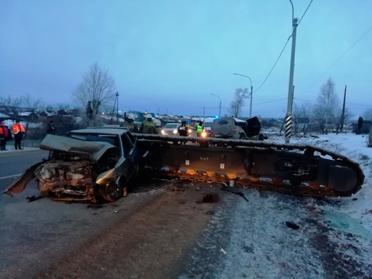 На трассе Екатеринбург — Курган упавший кран раздавил две машины