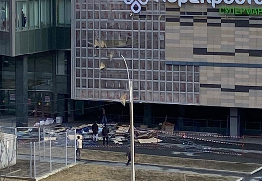 У торгового центра в Екатеринбурге обрушился фасад
