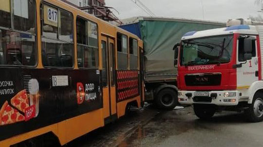 В Екатеринбурге столкнулись грузовик и трамвай