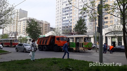В Екатеринбурге трамвай столкнулся с грузовиком