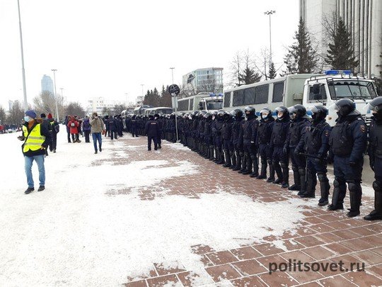 Прогулка с задержаниями: в Екатеринбурге прошла вторая акция в поддержку Навального