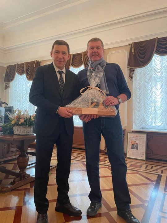 Шансонье Новиков после песни о «соседе-краснодеревщике» подарил Куйвашеву рубанок