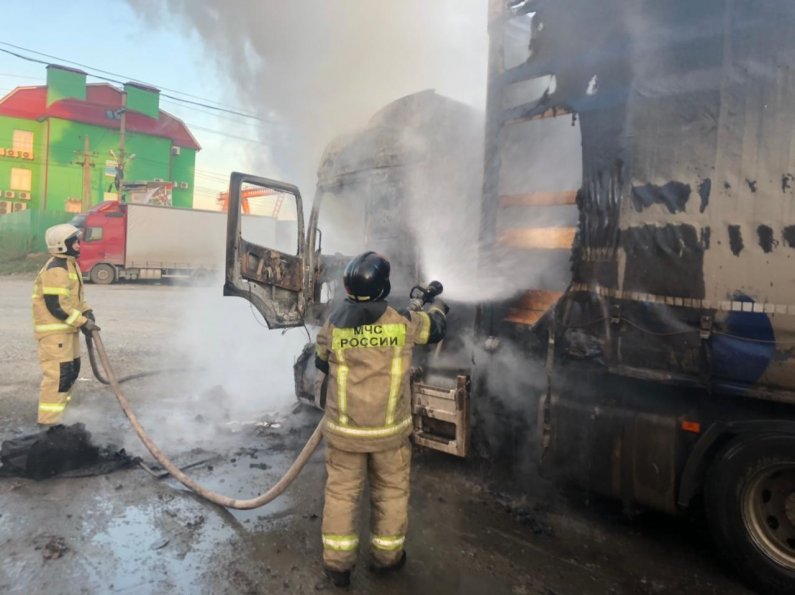 В Екатеринбурге возле «Сима-ленда» сгорел грузовик