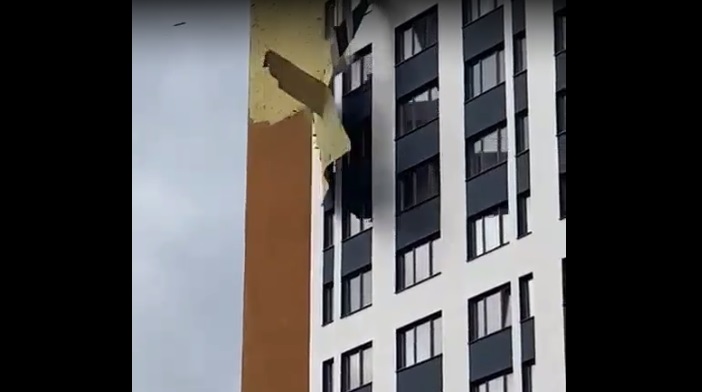 В Екатеринбурге ветер повредил фасад новостройки