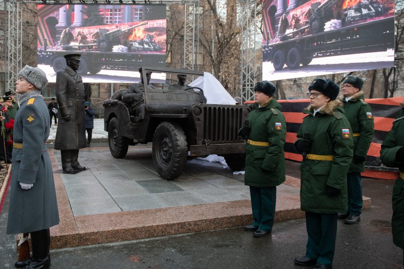 В Екатеринбурге возле штаба ЦВО поставили второй памятник Жукову
