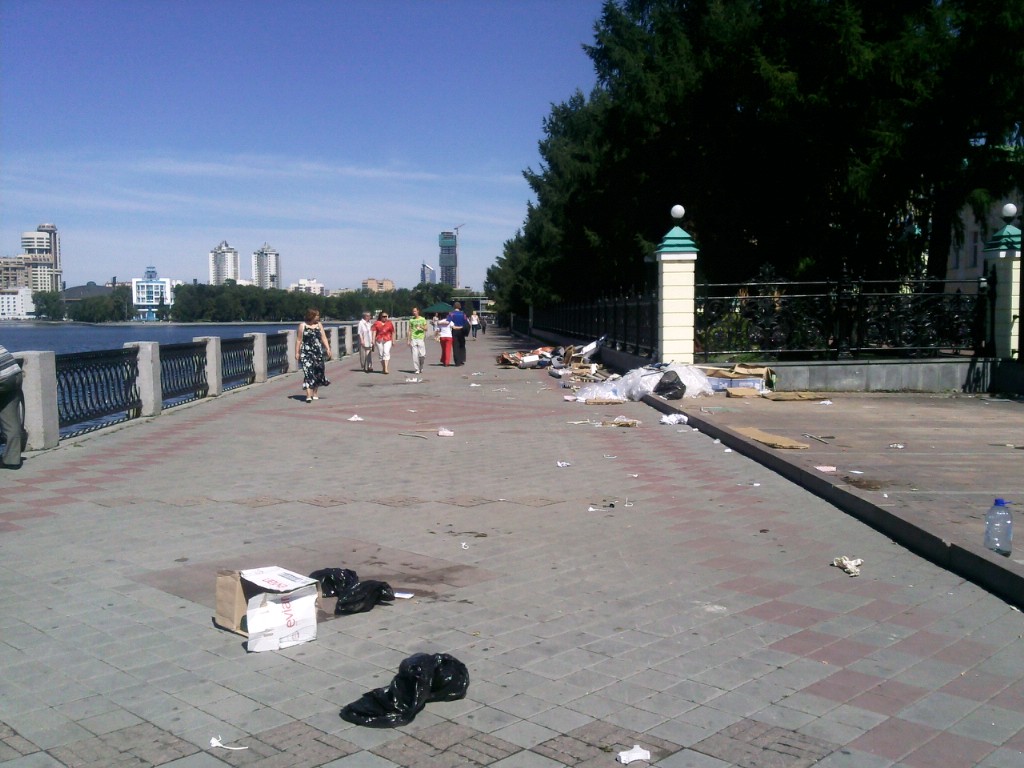 После визита в Екатеринбург Ангелы Меркель и Дмитрия Медведева осталась куча мусора (есть фото)