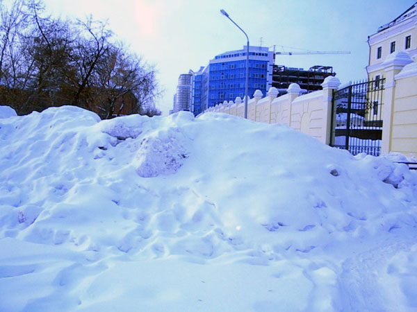 Резиденцию представителя президента России на Урале завалило снегом